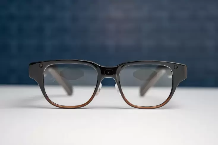 联想展示新一代概念AI眼镜：轻量化设计与显示技术亮点-智云网(图1)