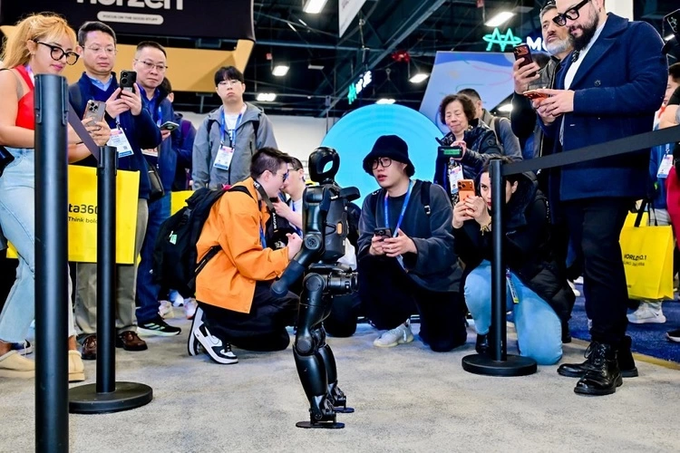 启元Q1引领个人机器人革命，小尺寸大突破(图1)