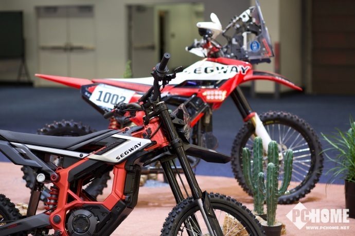 九号亮相CES2026 创新交通与机器人新品发布(图3) 九号亮相CES2026 创新交通与机器人新品发布(图3)