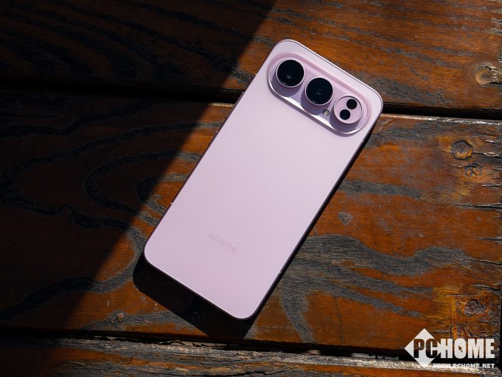 荣耀与泡泡玛特联手推出潮玩风格联名手机(图1)