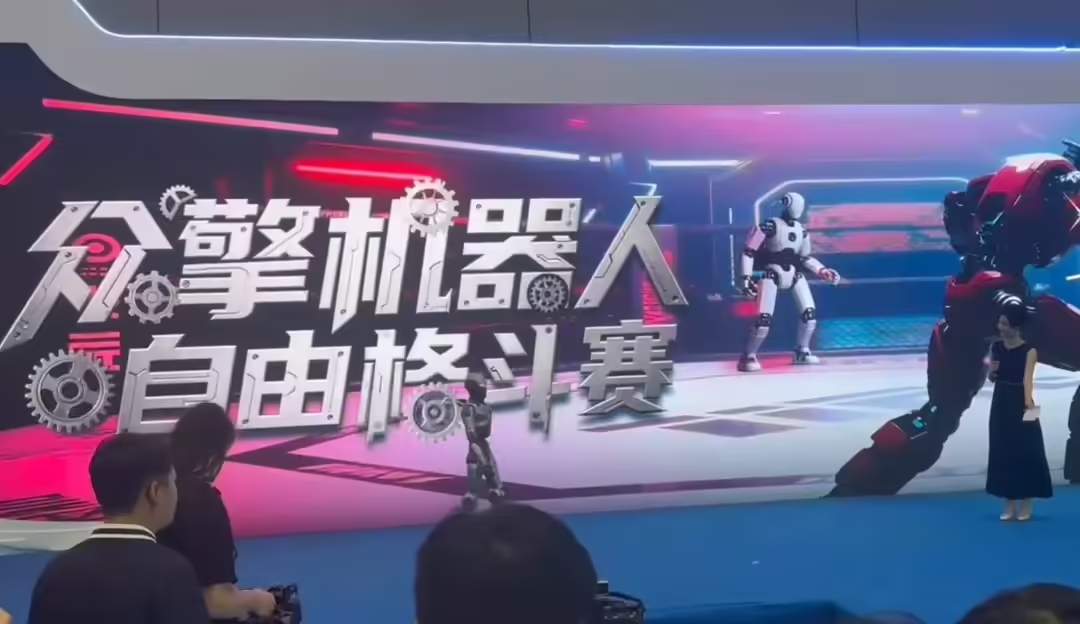 全球首个全尺寸“机甲拳王”格斗赛落地深圳，人形机器人将上台比