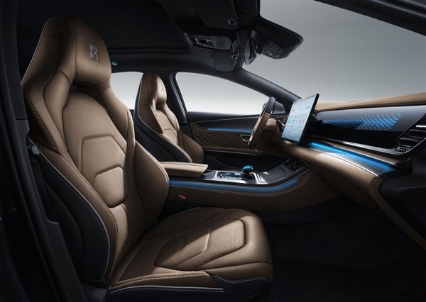 比亚迪汉家族全面进阶,四款车型21.58万起售(图6) 续航1300km 加速最快3.7秒!比亚迪汉DM-i/P正式上市:21.58万起