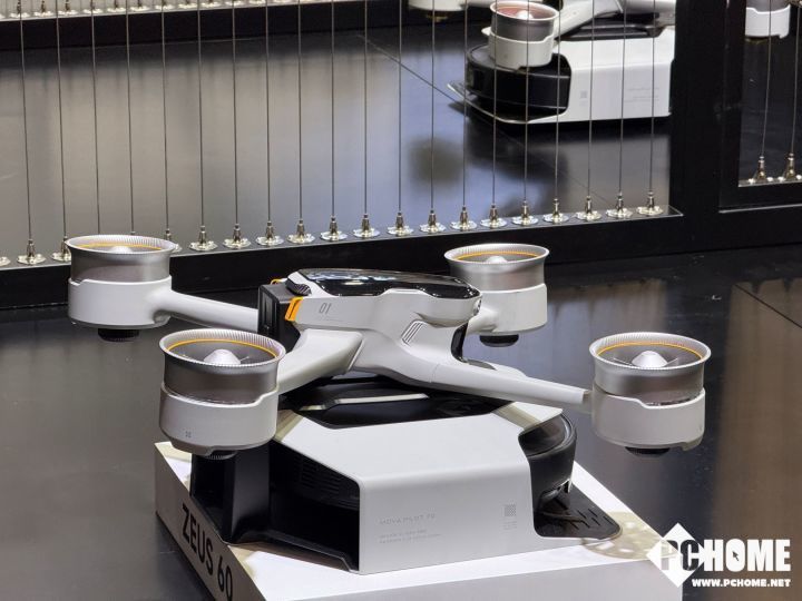 CES 2026的“机器人”:真的需要一个别墅才能容得下它们了(图4) CES 2026的“机器人”:真的需要一个别墅才能容得下它们了(图4)