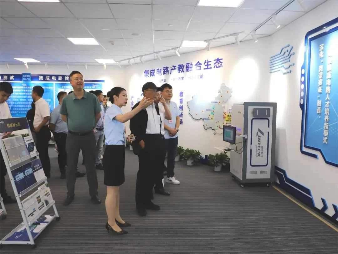 绍兴市科技局领导与南京大学院士调研芯云半导体推进产学研合作(图2)