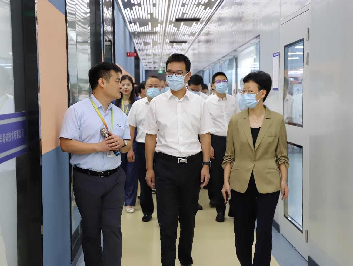 杭州滨江区委书记调研朗迅科技 推动集成电路产教融合发展(图2)