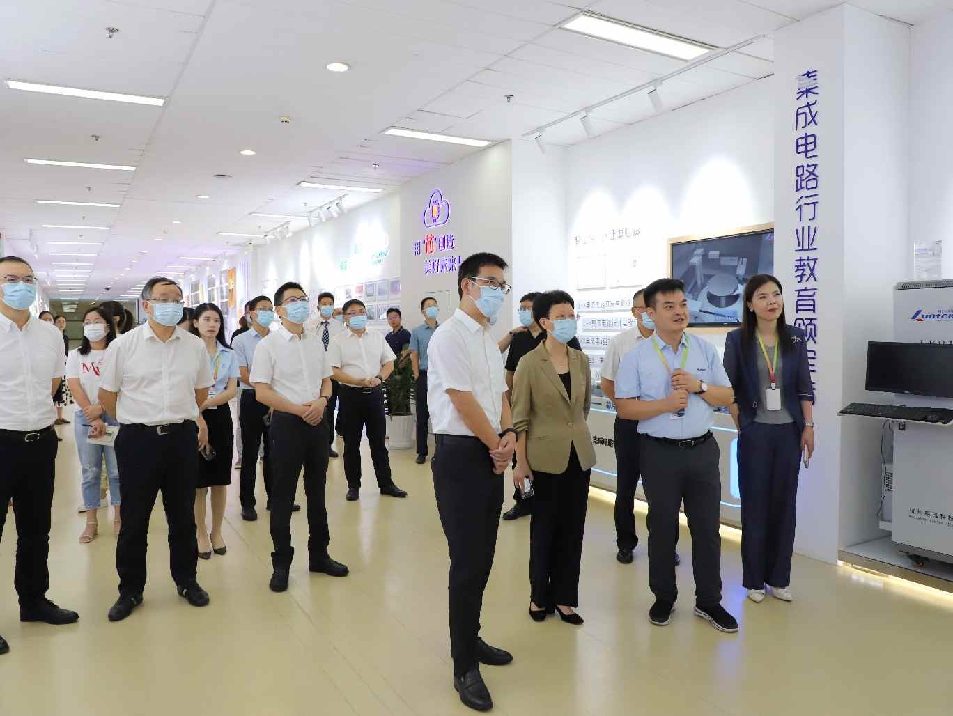 杭州滨江区委书记调研朗迅科技 推动集成电路产教融合发展