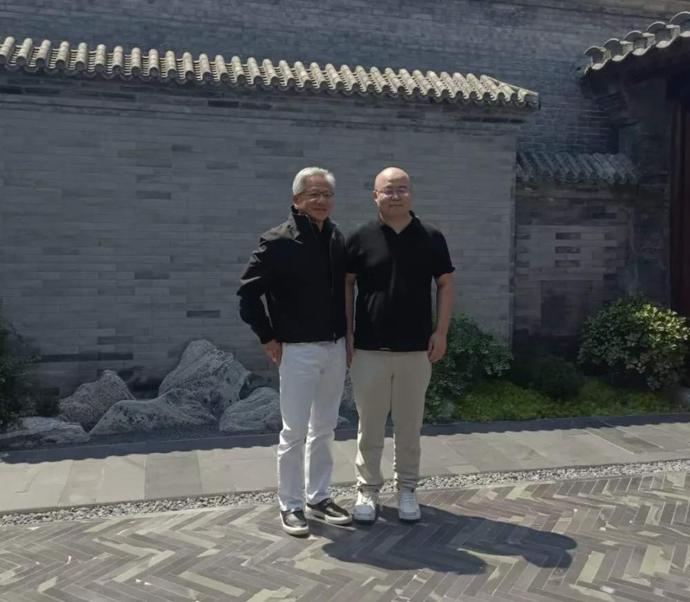 英伟达CEO黄仁勋会见MiniMax创始人，AI大模型创业公