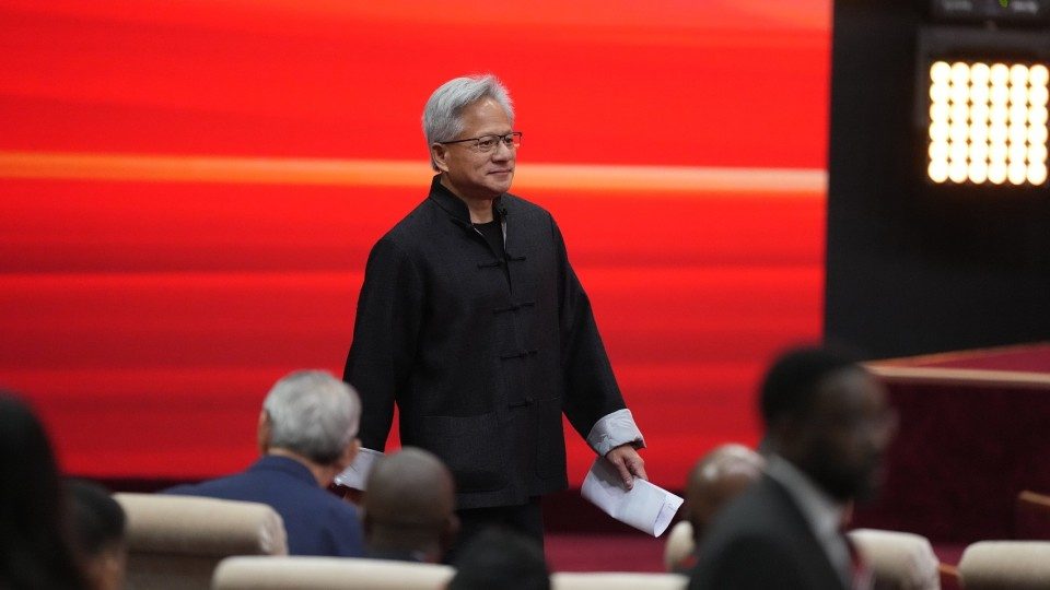 黄仁勋盛赞中国AI发展优势 华为芯片追赶英伟达只是时间问题