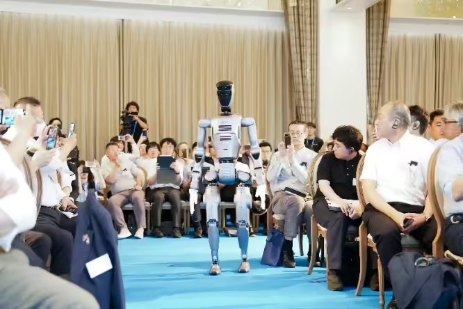 6cac2b50j00synrhj00bld000ii00ccp 越疆科技批量交付全球首款“灵巧操作 + 直膝行走”具身智能人形机器人 Atom