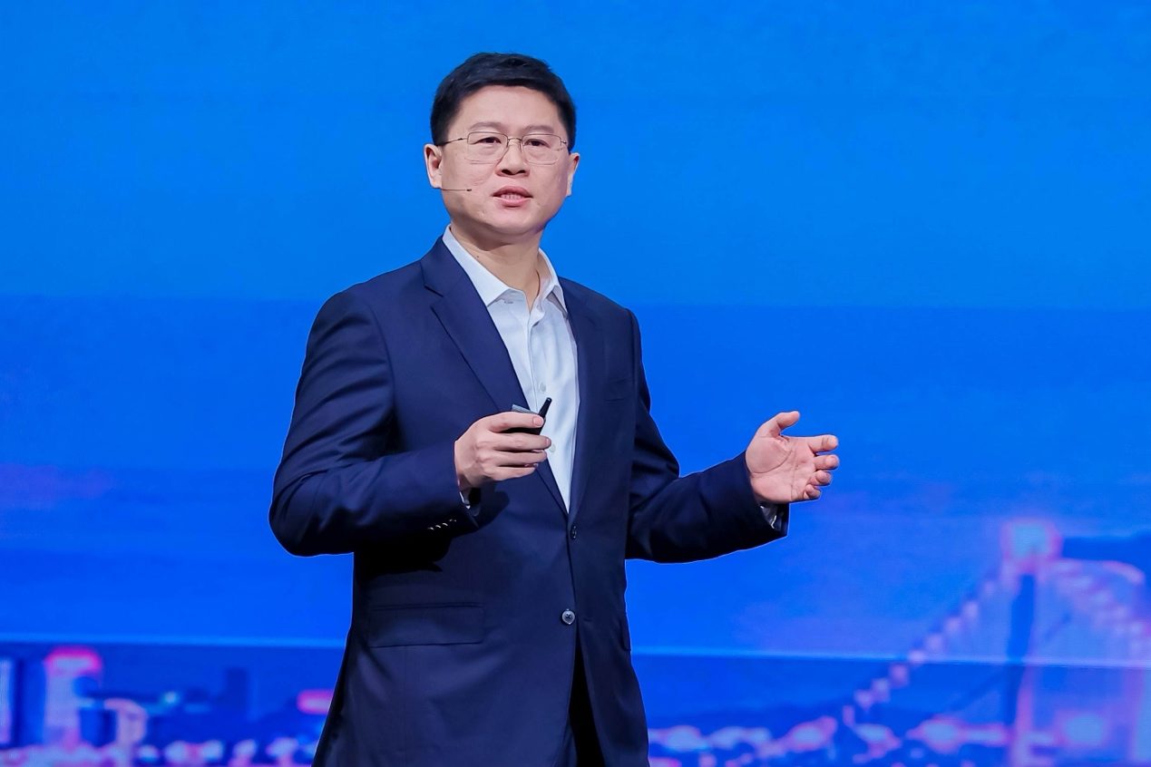 华为携手伙伴共筑智能化未来,聚焦生态共赢(图2) 华为高级副总裁、ICT销售与服务总裁 李鹏