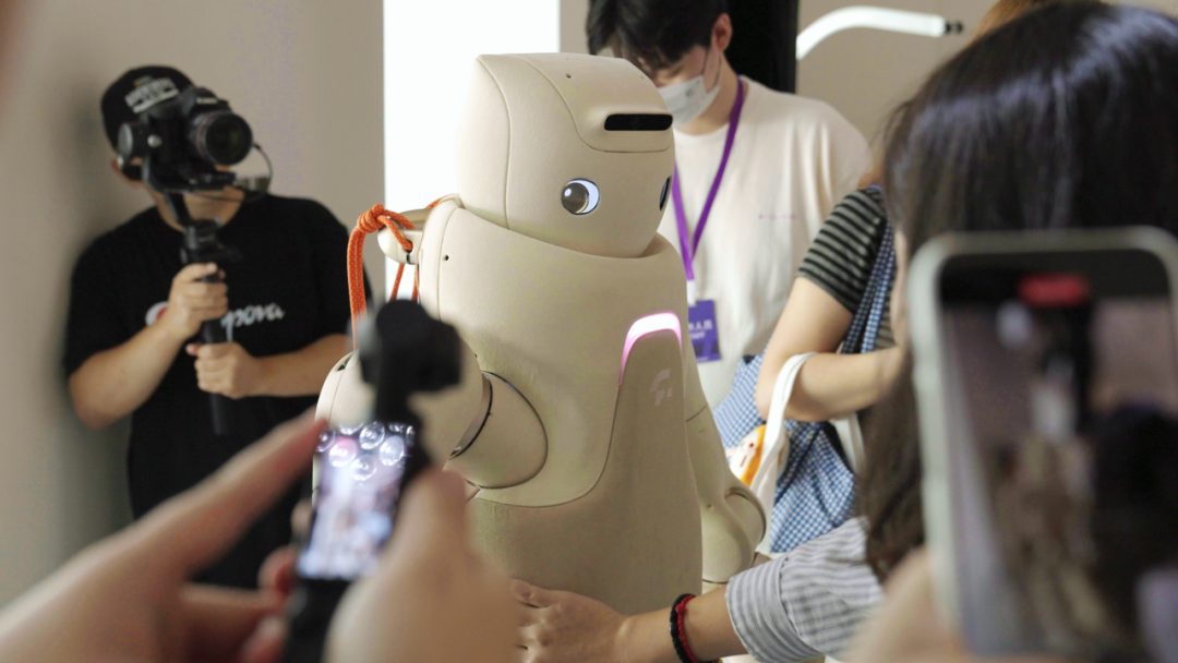 傅利叶发布人形机器人 GR-3，主打陪伴康养，定义